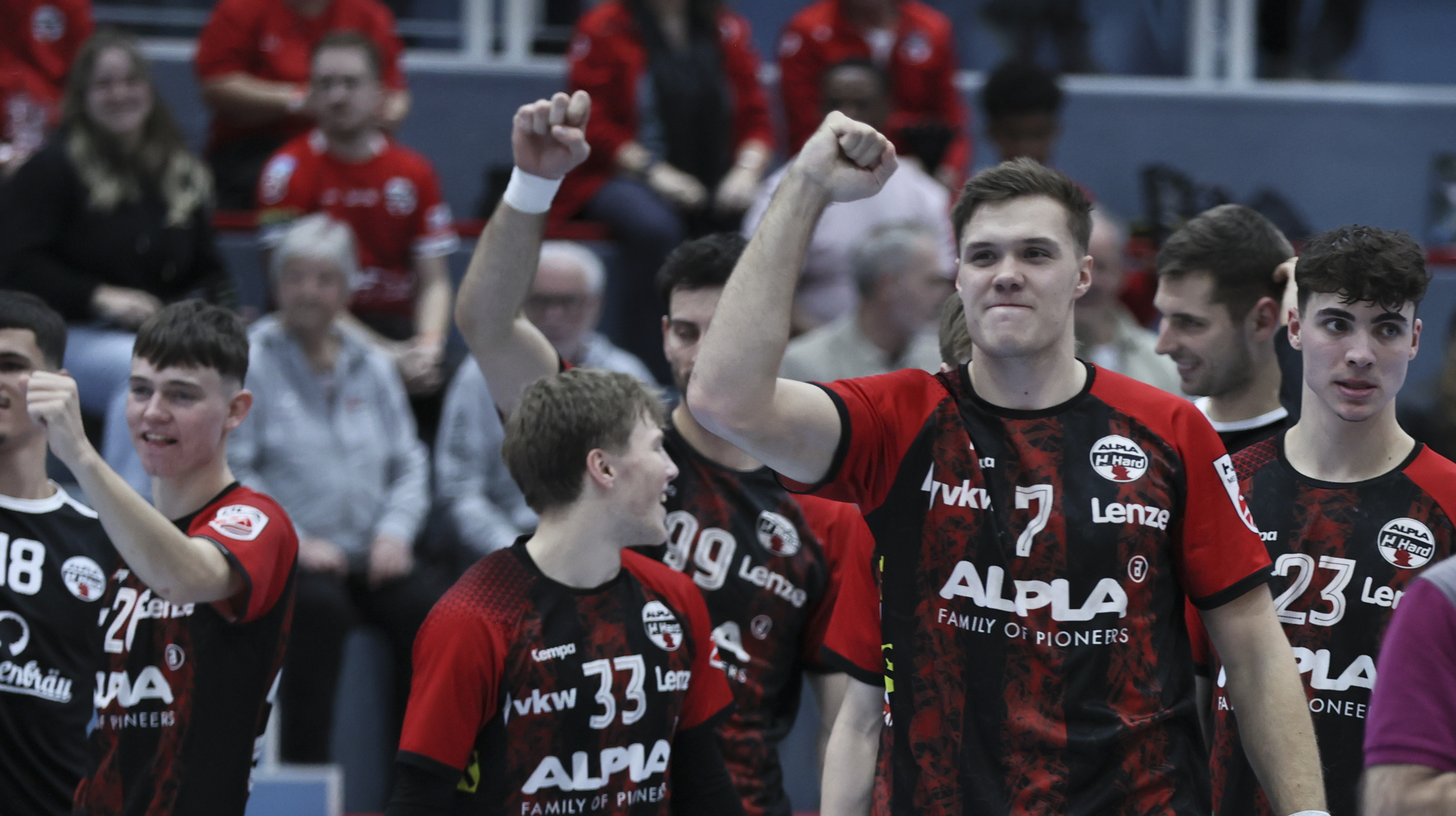 Weltpremiere des MEHR LEBEN HNDBL3BEAT powered by Finanzfuchsgruppe: Der 1. Spieltag zeigt - das neue Format bringt enorm viel Tempo und Spannung!